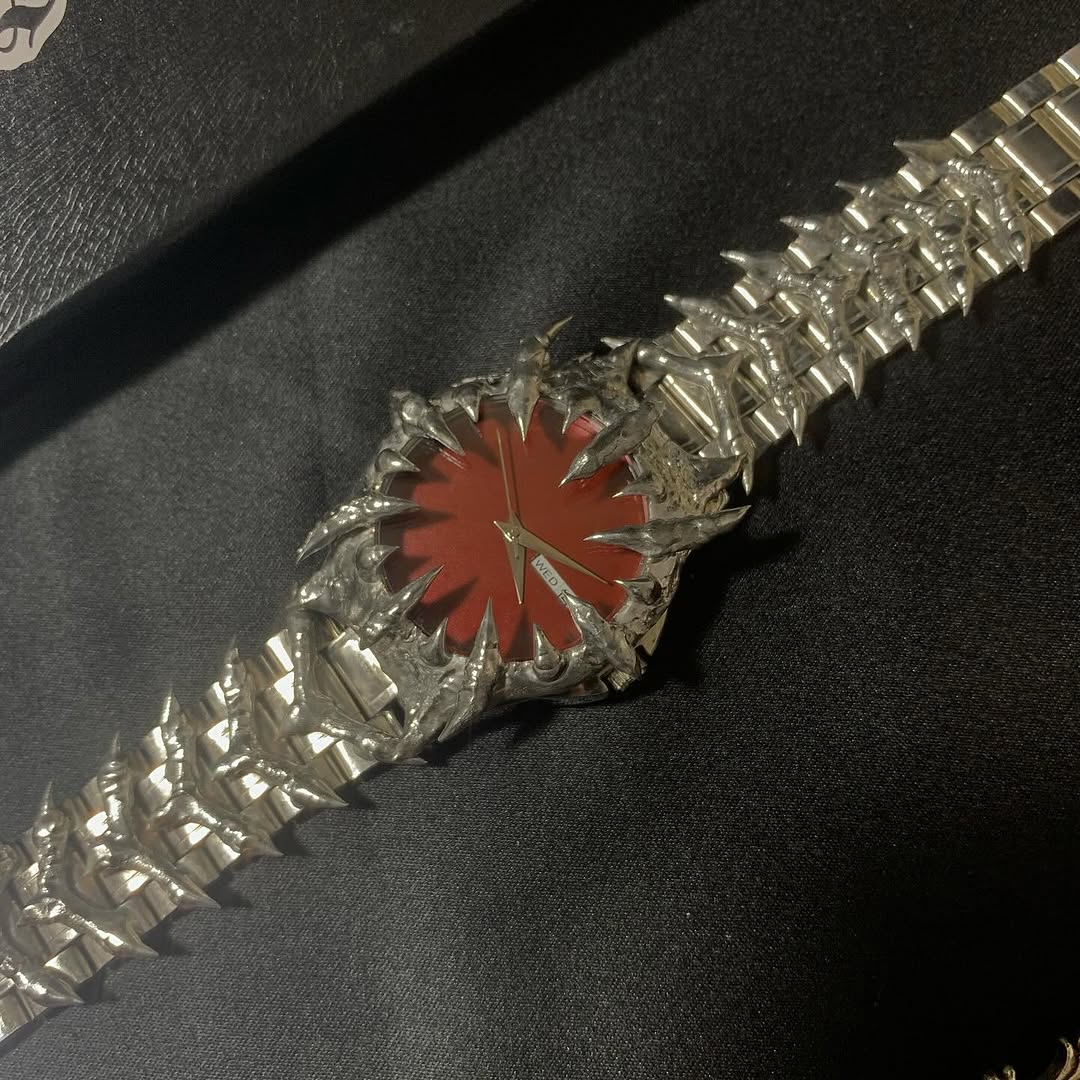 Cursed red dial